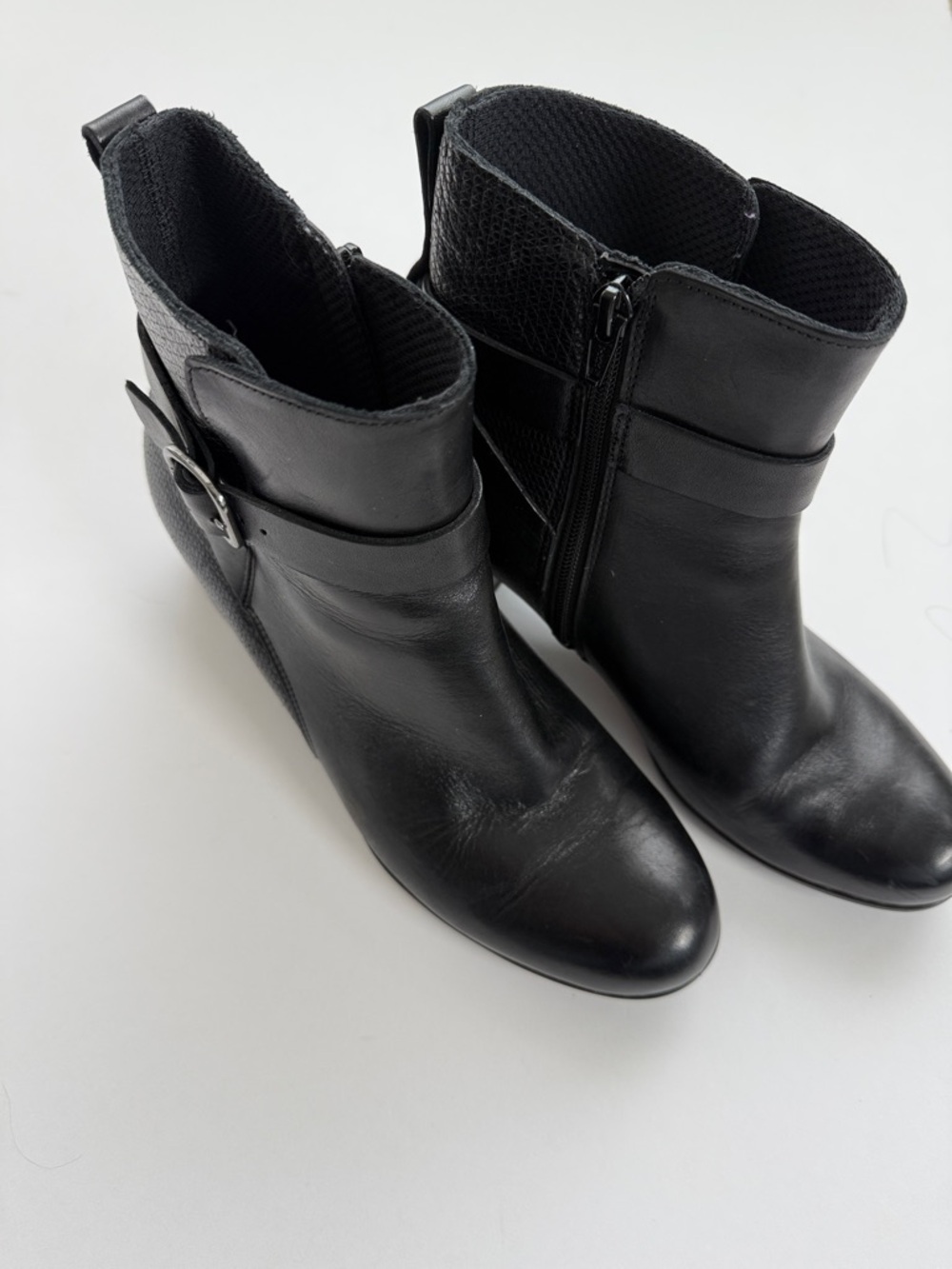 Ecco women’s  black leather ankle boot with side zip 8-8.5 US